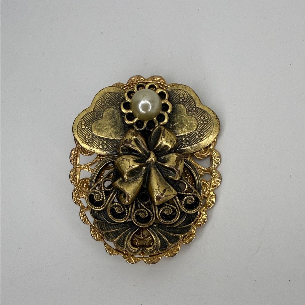 Vintage 1998 AOL Jane Brooch Pin Gold Tone Faux Pearl 90s